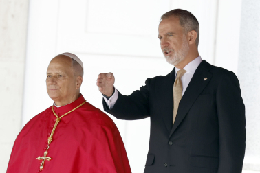 MADRID, 06/06/2026.- El papa León XIV, junto al rey Felipe VI, en la Plaza de la Armería del Palacio Real, donde tiene lugar la ceremonia de bienvenida al Sumo Pontífice que inicia este sábado en la capital un viaje de seis días a España. EFE/Chema Moya