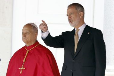 MADRID, 06/06/2026.- El papa León XIV, junto al rey Felipe VI, en la Plaza de la Armería del Palacio Real, donde tiene lugar la ceremonia de bienvenida al Sumo Pontífice que inicia este sábado en la capital un viaje de seis días a España. EFE/Chema Moya