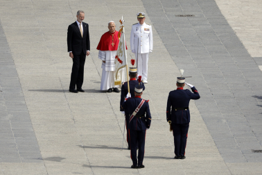 MADRID, 06/06/2026.- El rey Felipe VI recibe al papa León XIV en la Plaza de la Armería del Palacio Real, donde ha tenido lugar la bienvenida oficial con la rendición de honores y la interpretación de los himnos nacionales de España y del Estado de la Ciudad del Vaticano. EFE/Zipi Aragón