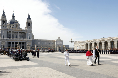MADRID, 06/06/2026.- El papa León XIV, junto al rey Felipe VI, en la Plaza de la Armería del Palacio Real, donde tiene lugar la ceremonia de bienvenida al Sumo Pontífice que inicia este sábado en la capital un viaje de seis días a España. EFE/Chema Moya