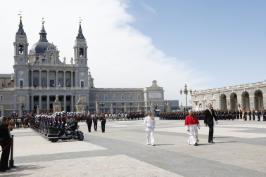 MADRID, 06/06/2026.- El papa León XIV, junto al rey Felipe VI, en la Plaza de la Armería del Palacio Real, donde tiene lugar la ceremonia de bienvenida al Sumo Pontífice que inicia este sábado en la capital un viaje de seis días a España. EFE/Chema Moya