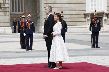 MADRID, 06/06/2026.- Los reyes Felipe VI y Letizia, esperan en la Plaza de la Armería del Palacio Real la llegada del papa León XIV que inicia este sábado un viaje de seis días a España. EFE/Chema Moya