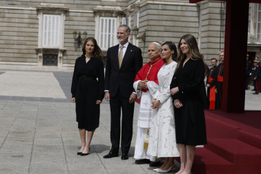 MADRID, 06/06/2026.- Los reyes Felipe y Letizia junto a la princesa Leonor y la infanta Sofía tras recibir al papa León XIV a su llegada al Palacio Real, donde tiene lugar la ceremonia de bienvenida al Sumo Pontífice que inicia este sábado en la capital un viaje de seis días a España. EFE/J. J. Guillén POOL