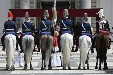 MADRID, 06/06/2026.- El papa León XIV, junto al rey Felipe VI, en la Plaza de la Armería del Palacio Real, donde tiene lugar la ceremonia de bienvenida al Sumo Pontífice que inicia este sábado en la capital un viaje de seis días a España. EFE/Fernando Villar