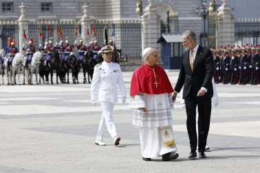 MADRID, 06/06/2026.- El papa León XIV, junto al rey Felipe VI, en la Plaza de la Armería del Palacio Real, donde tiene lugar la ceremonia de bienvenida al Sumo Pontífice que inicia este sábado en la capital un viaje de seis días a España. EFE/Chema Moya