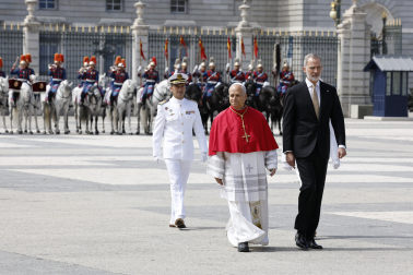 MADRID, 06/06/2026.- El papa León XIV, junto al rey Felipe VI, en la Plaza de la Armería del Palacio Real, donde tiene lugar la ceremonia de bienvenida al Sumo Pontífice que inicia este sábado en la capital un viaje de seis días a España. EFE/Chema Moya