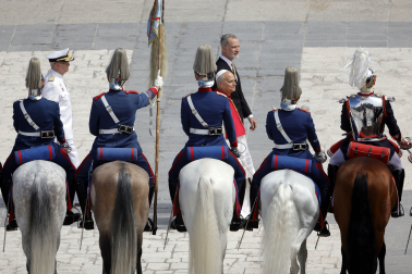 MADRID, 06/06/2026.- El papa León XIV, junto al rey Felipe VI, en la Plaza de la Armería del Palacio Real, donde tiene lugar la ceremonia de bienvenida al Sumo Pontífice que inicia este sábado en la capital un viaje de seis días a España. EFE/Zipi Aragón