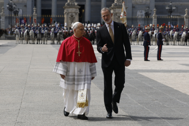 MADRID, 06/06/2026.- El papa León XIV junto al rey Felipe VI en la Plaza de la Armería del Palacio Real, donde tiene lugar la ceremonia de bienvenida al Sumo Pontífice que inicia este sábado en la capital un viaje de seis días a España. EFE/J.J. Guillén POOL