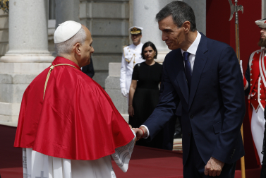 MADRID, 06/06/2026.- El papa León XIV saluda al presidente del Gobierno, Pedro Sánchez (d), en la Plaza de la Armería del Palacio Real, donde tiene lugar la ceremonia de bienvenida al Sumo Pontífice que inicia este sábado en la capital un viaje de seis días a España. EFE/J.J.Guillen POOL