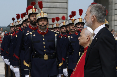 MADRID, 06/06/2026.- El papa León XIV junto al rey Felipe VI pasan revista a la Guardia Real en la Plaza de la Armería del Palacio Real, donde tiene lugar la ceremonia de bienvenida al Sumo Pontífice que inicia este sábado en la capital un viaje de seis días a España. EFE/J.J. Guillén POOL