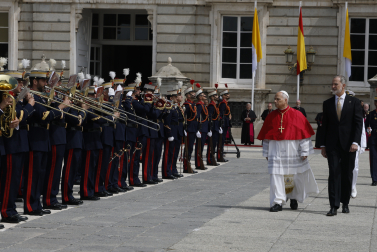 MADRID, 06/06/2026.- El papa León XIV junto al rey Felipe VI pasan revista a la Guardia Real en la Plaza de la Armería del Palacio Real, donde tiene lugar la ceremonia de bienvenida al Sumo Pontífice que inicia este sábado en la capital un viaje de seis días a España. EFE/J.J. Guillén POOL