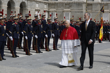 MADRID, 06/06/2026.- El papa León XIV, junto al rey Felipe VI, en la Plaza de la Armería del Palacio Real, donde tiene lugar la ceremonia de bienvenida al Sumo Pontífice que inicia este sábado en la capital un viaje de seis días a España. EFE/J.J.Guillen POOL