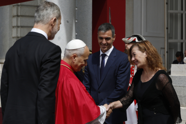 MADRID, 06/06/2026.- La presidenta del Congreso, Francina Armengol, saluda al papa León XIV en la Plaza de la Armería del Palacio Real, donde tiene lugar la ceremonia de bienvenida al Sumo Pontífice que inicia este sábado en la capital un viaje de seis días a España. EFE/J.J. Guillén POOL