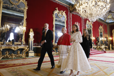 MADRID, 06/06/2026.- El papa León XIV acompañado de los reyes Felipe y Letizia, la princesa Leonor y la infanta Sofía durante la ceremonia de bienvenida al Sumo Pontífice en el Palacio Real que inicia este sábado en la capital un viaje de seis días a España. EFE/Ballesteros Pool