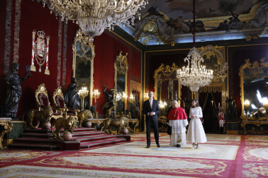 MADRID, 06/06/2026.- El papa León XIV acompañado de los reyes Felipe y Letizia, la princesa Leonor y la infanta Sofía durante la ceremonia de bienvenida al Sumo Pontífice en el Palacio Real. EFE/Ballesteros Pool
