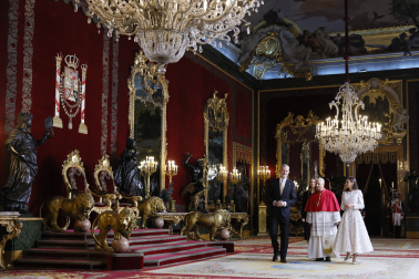 MADRID, 06/06/2026.- El papa León XIV acompañado de los reyes Felipe y Letizia, la princesa Leonor y la infanta Sofía durante la ceremonia de bienvenida al Sumo Pontífice en el Palacio Real. EFE/Ballesteros Pool