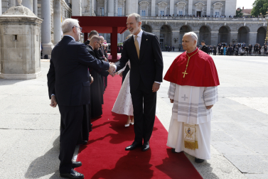 MADRID, 06/06/2026.- El papa León XIV junto al rey Felipe VI saludan a las autoridades en la Plaza de la Armería del Palacio Real, donde tiene lugar la ceremonia de bienvenida al Sumo Pontífice que inicia este sábado en la capital un viaje de seis días a España. EFE/J.J. Guillén POOL