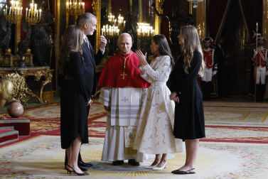 MADRID, 06/06/2026.- El papa León XIV conversa con los reyes Felipe VI y Letizia, junto a la princesa Leonor y la infanta Sofía en la  Sala Gasparini del Palacio Real. EFE/Ballesteros POOL