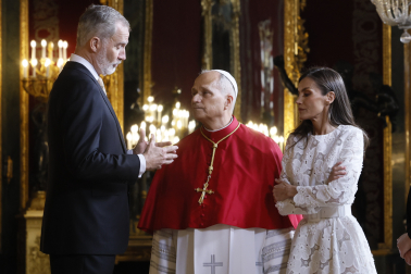 MADRID, 06/06/2026.- El papa León XIV acompañado de los reyes Felipe y Letizia durante la ceremonia de bienvenida al Sumo Pontífice en el Palacio Real. EFE/Ballesteros Pool