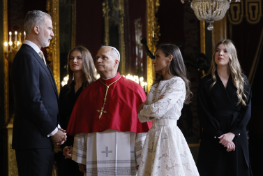 MADRID, 06/06/2026.- El papa León XIV acompañado de los reyes Felipe y Letizia, la princesa Leonor y la infanta Sofía durante la ceremonia de bienvenida al Sumo Pontífice en el Palacio Real. EFE/Ballesteros Pool