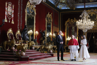MADRID, 06/06/2026.- El papa León XIV acompañado de los reyes Felipe y Letizia, la princesa Leonor y la infanta Sofía durante la ceremonia de bienvenida al Sumo Pontífice en el Palacio Real. EFE/Ballesteros Pool