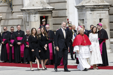 MADRID, 06/06/2026.- El papa León XIV junto al rey Felipe IV, la reina Letizia, la princesa Leonor y la infanta Sofía,en la Plaza de la Armería del Palacio Real, donde tiene lugar la ceremonia de bienvenida al Sumo Pontífice que inicia este sábado en la capital un viaje de seis días a España. EFE/Chema Moya
