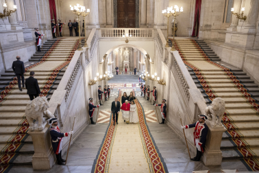 MADRID, 06/06/2026.- El papa León XIV, junto a los reyes Felipe VI y Letizia, la princesa Leonor y la infanta Sofía, a su entrada en el Palacio Real. EFE/Daniel González