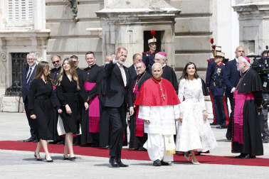 MADRID, 06/06/2026.- El papa León XIV junto al rey Felipe IV, la reina Letizia, la princesa Leonor y la infanta Sofía en la Plaza de la Armería del Palacio Real, donde tiene lugar la ceremonia de bienvenida al Sumo Pontífice que inicia este sábado en la capital un viaje de seis días a España. EFE/Chema Moya