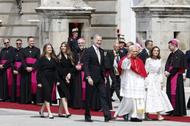 MADRID, 06/06/2026.- El papa León XIV junto al rey Felipe IV, la reina Letizia, la princesa Leonor y la infanta Sofía,en la Plaza de la Armería del Palacio Real, donde tiene lugar la ceremonia de bienvenida al Sumo Pontífice que inicia este sábado en la capital un viaje de seis días a España. EFE/Chema Moya