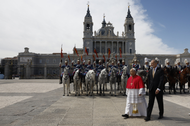 MADRID, 06/06/2026.- El papa León XIV junto al rey Felipe VI en la Plaza de la Armería del Palacio Real, donde tiene lugar la ceremonia de bienvenida al Sumo Pontífice que inicia este sábado en la capital un viaje de seis días a España. EFE/J.J. Guillén POOL