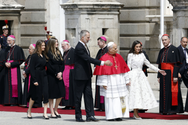 MADRID, 06/06/2026.- El papa León XIV junto al rey Felipe IV, la reina Letizia, la princesa Leonor y la infanta Sofía en la Plaza de la Armería del Palacio Real, donde tiene lugar la ceremonia de bienvenida al Sumo Pontífice que inicia este sábado en la capital un viaje de seis días a España. EFE/Chema Moya