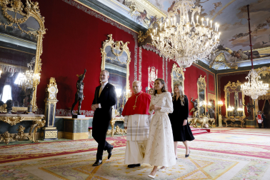 MADRID, 06/06/2026.- El papa León XIV con los reyes Felipe VI y Letizia, junto a la princesa Leonor y la infanta Sofía en la  Sala Gasparini del Palacio Real. EFE/Ballesteros POOL