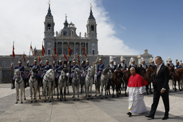 MADRID, 06/06/2026.- El papa León XIV junto al rey Felipe VI en la Plaza de la Armería del Palacio Real, donde tiene lugar la ceremonia de bienvenida al Sumo Pontífice que inicia este sábado en la capital un viaje de seis días a España. EFE/J.J. Guillén POOL