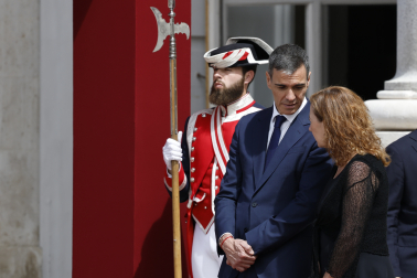MADRID, 06/06/2026.- El presidente del Gobierno, Pedro Sánchez (i), junto a la presidenta de Congreso, Francina Armengol (d) esperan la llegada del papa León XIV en el Palacio Real, donde tiene lugar la ceremonia de bienvenida al Sumo Pontífice que inicia este sábado en la capital un viaje de seis días a España. EFE/Chema Moya