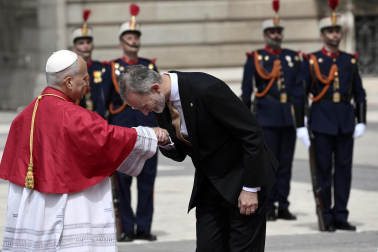 Madrid (Spain), 06/06/2026.- Spain's King Felipe VI (R) welcomes Pope Leo XIV (L) at the Royal Palace in Madrid, Spain, 06 June 2026. Pope Leo XIV is undertaking an official six-day visit to Spain from 06 to 12 June 2026 covering Madrid, Barcelona, and the Canary Islands. (Papa, España) EFE/EPA/CIRO FUSCO