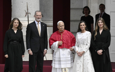 Madrid (Spain), 06/06/2026.- Spain's King Felipe VI (2-L) and Queen Letizia (2-R), Princess Leonor (L) and Princess Sofia (R) welcome Pope Leo XIV (C) at the Royal Palace in Madrid, Spain, 06 June 2026. Pope Leo XIV is undertaking an official six-day visit to Spain from 06 to 12 June 2026 covering Madrid, Barcelona, and the Canary Islands. (Papa, España) EFE/EPA/CIRO FUSCO