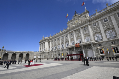 Madrid (Spain), 06/06/2026.- Spain's King Felipe VI (L) and Queen Letizia (R) welcome Pope Leo XIV (C) at the Royal Palace in Madrid, Spain, 06 June 2026. Pope Leo XIV is undertaking an official six-day visit to Spain from 06 to 12 June 2026 covering Madrid, Barcelona, and the Canary Islands. (Papa, España) EFE/EPA/CIRO FUSCO