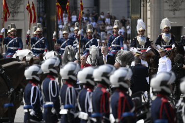 Madrid (Spain), 06/06/2026.- Spain's Felipe VI (C-R) welcomes Pope Leo XIV (C-L) at the Royal Palace in Madrid, Spain, 06 June 2026. Pope Leo XIV is undertaking an official six-day visit to Spain from 06 to 12 June 2026 covering Madrid, Barcelona, and the Canary Islands. (Papa, España) EFE/EPA/CIRO FUSCO