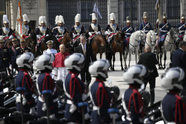 Madrid (Spain), 06/06/2026.- Spain's Felipe VI (C-R) welcomes Pope Leo XIV (C-L) at the Royal Palace in Madrid, Spain, 06 June 2026. Pope Leo XIV is undertaking an official six-day visit to Spain from 06 to 12 June 2026 covering Madrid, Barcelona, and the Canary Islands. (Papa, España) EFE/EPA/CIRO FUSCO