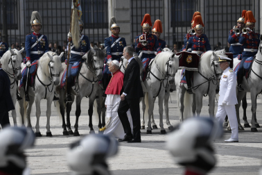 Madrid (Spain), 06/06/2026.- Spain's Felipe VI (C-R) welcomes Pope Leo XIV (C-L) at the Royal Palace in Madrid, Spain, 06 June 2026. Pope Leo XIV is undertaking an official six-day visit to Spain from 06 to 12 June 2026 covering Madrid, Barcelona, and the Canary Islands. (Papa, España) EFE/EPA/CIRO FUSCO