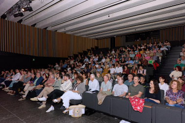 A: J.P. Urdíroz F: 06-06-2026 P: L: Pamplona. Civivox Pompeyo. T: Gala de entrega de premios del festival Navarra a Escena.
