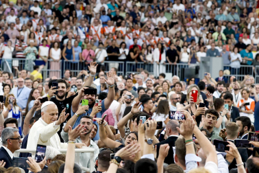 Encuentro del papa León XIV con la comunidad diocesana en el estadio Santiago Bernabéu