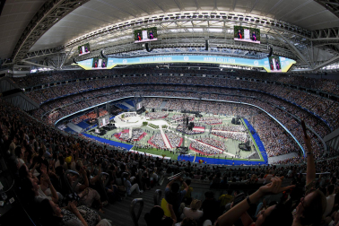 Encuentro del papa León XIV con la comunidad diocesana en el estadio Santiago Bernabéu