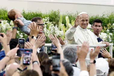 Encuentro del papa León XIV con la comunidad diocesana en el estadio Santiago Bernabéu