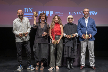 Los ganadores del año pasado: Fernando González Molina, Mariela Besuievsky, Andrea Jaurrieta, Julia Juániz y Alberto Cañada.