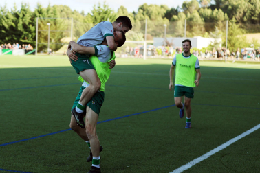 Foto de la celebración del Pamplona tras su victoria ante el Izarra.