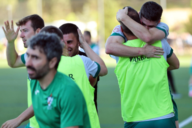 Foto de la celebración del Pamplona tras su victoria ante el Izarra.