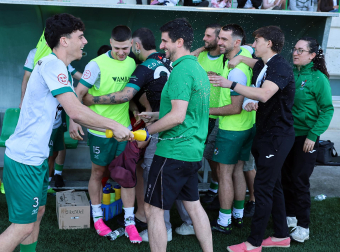 Foto de la celebración del Pamplona tras su victoria ante el Izarra.