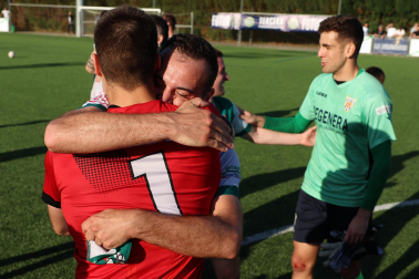 Foto de la celebración del Pamplona tras su victoria ante el Izarra.