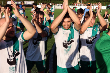 Foto de la celebración del Pamplona tras su victoria ante el Izarra.